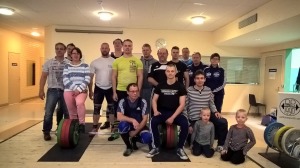 Voimanostajat yhteiskuvassa